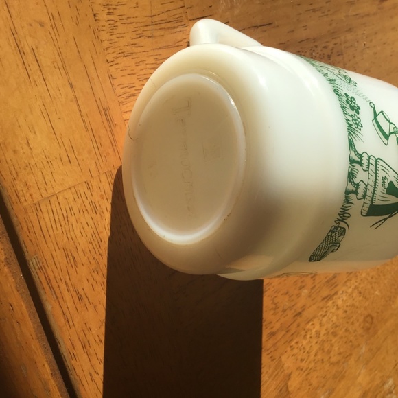 Milk glass mugs - Picture 2 of 2